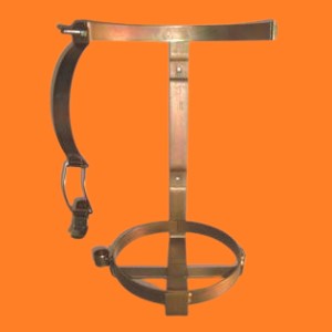 Suporte  veicular para extintor de 4 kg e 6 kg REF - 1193